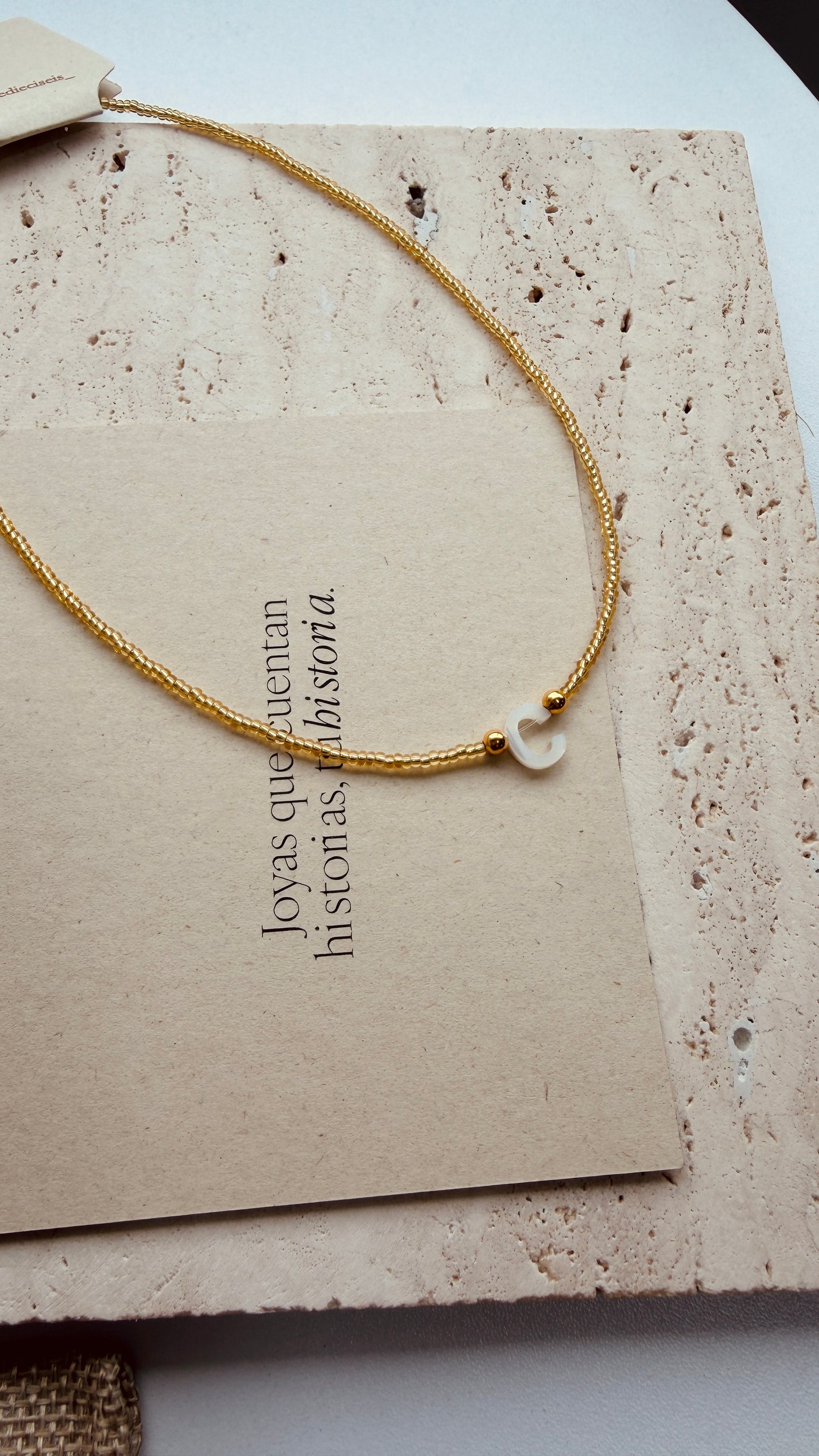 Collar inicial en Miyuki dorado
