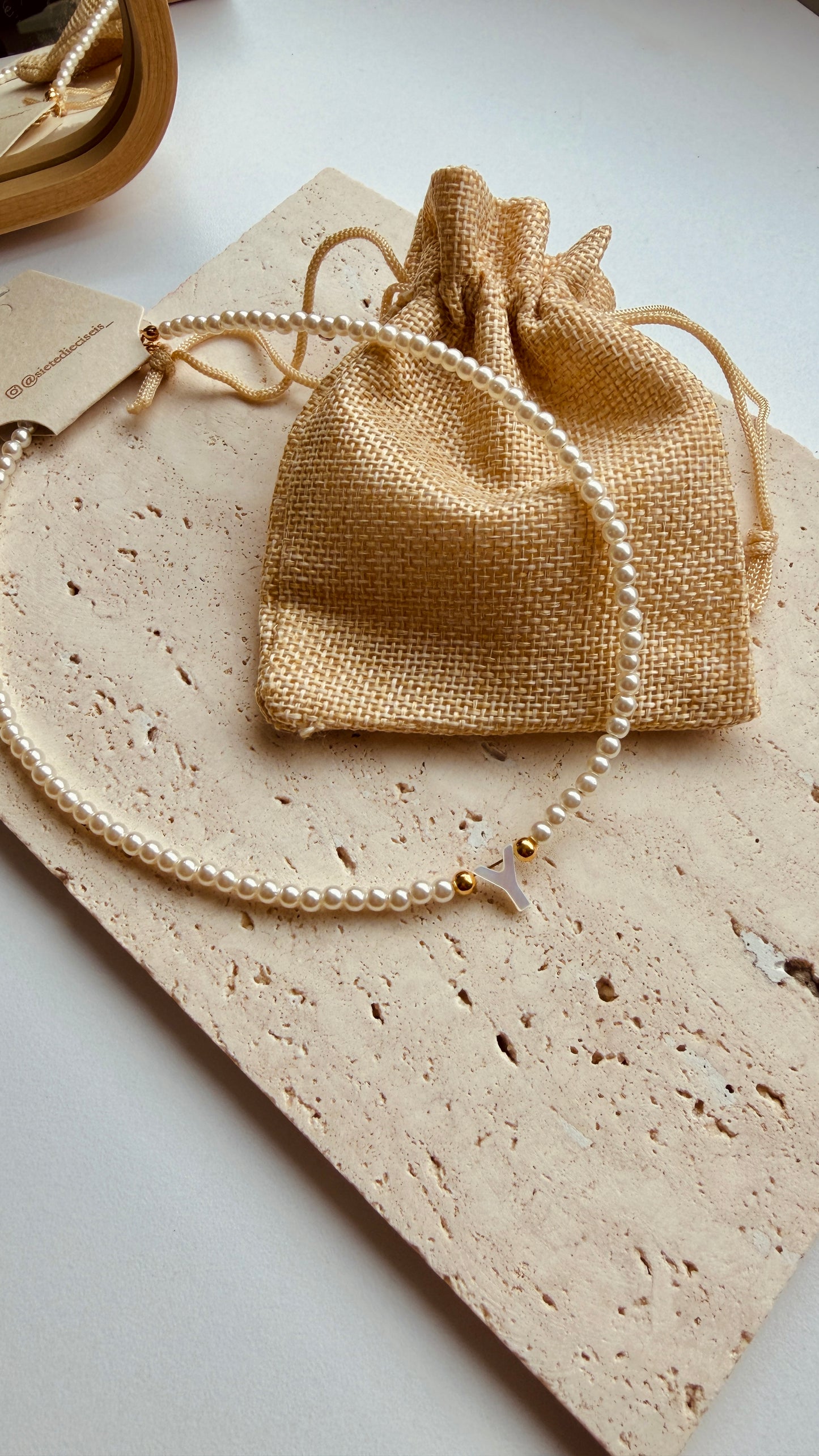 Collar de perlas con inicial