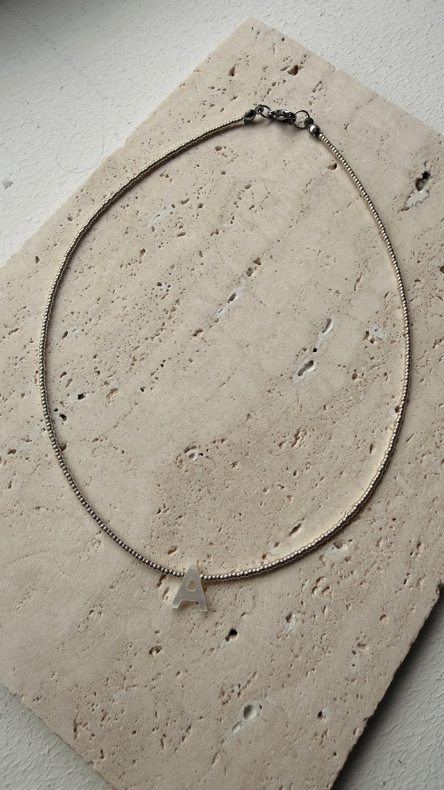 Collar inicial Miyuki plateado