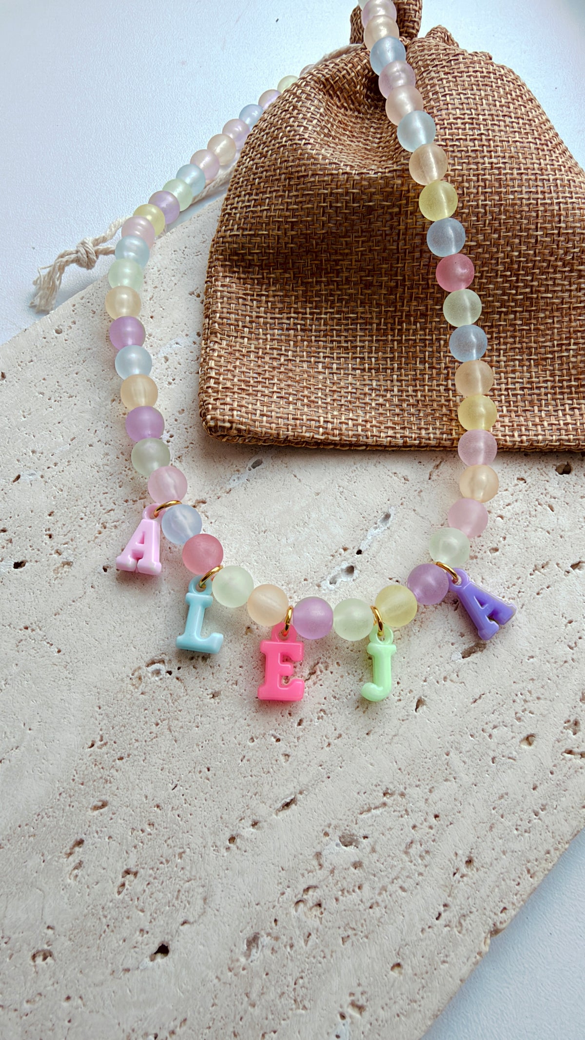Collar traslúcido