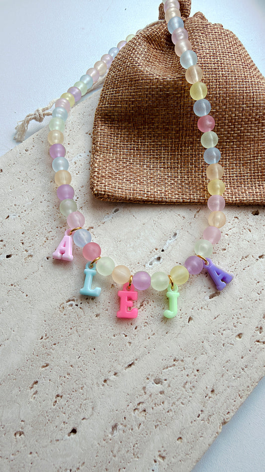 Collar traslúcido