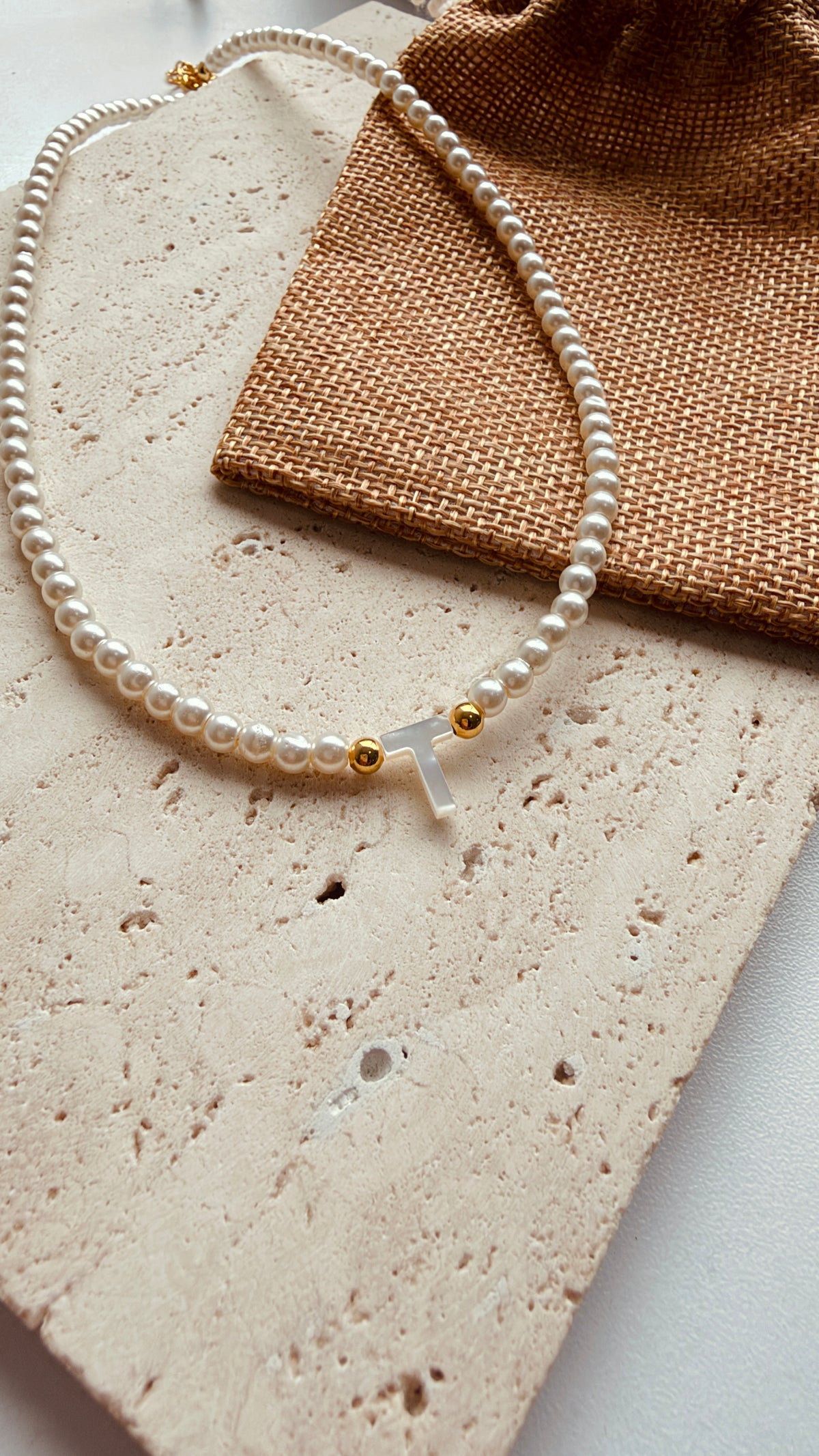 Collar de perlas con inicial