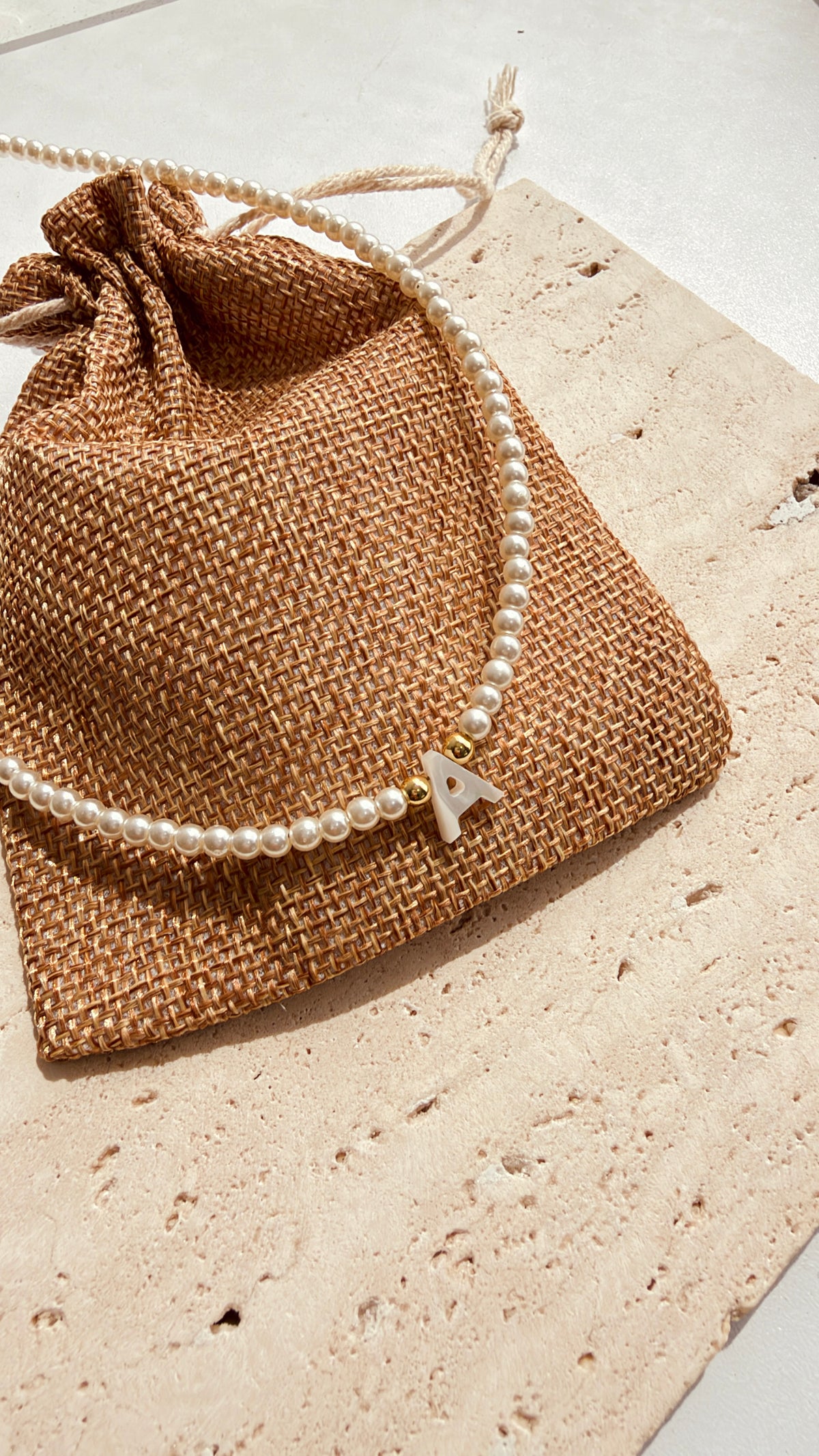 Collar de perlas con inicial