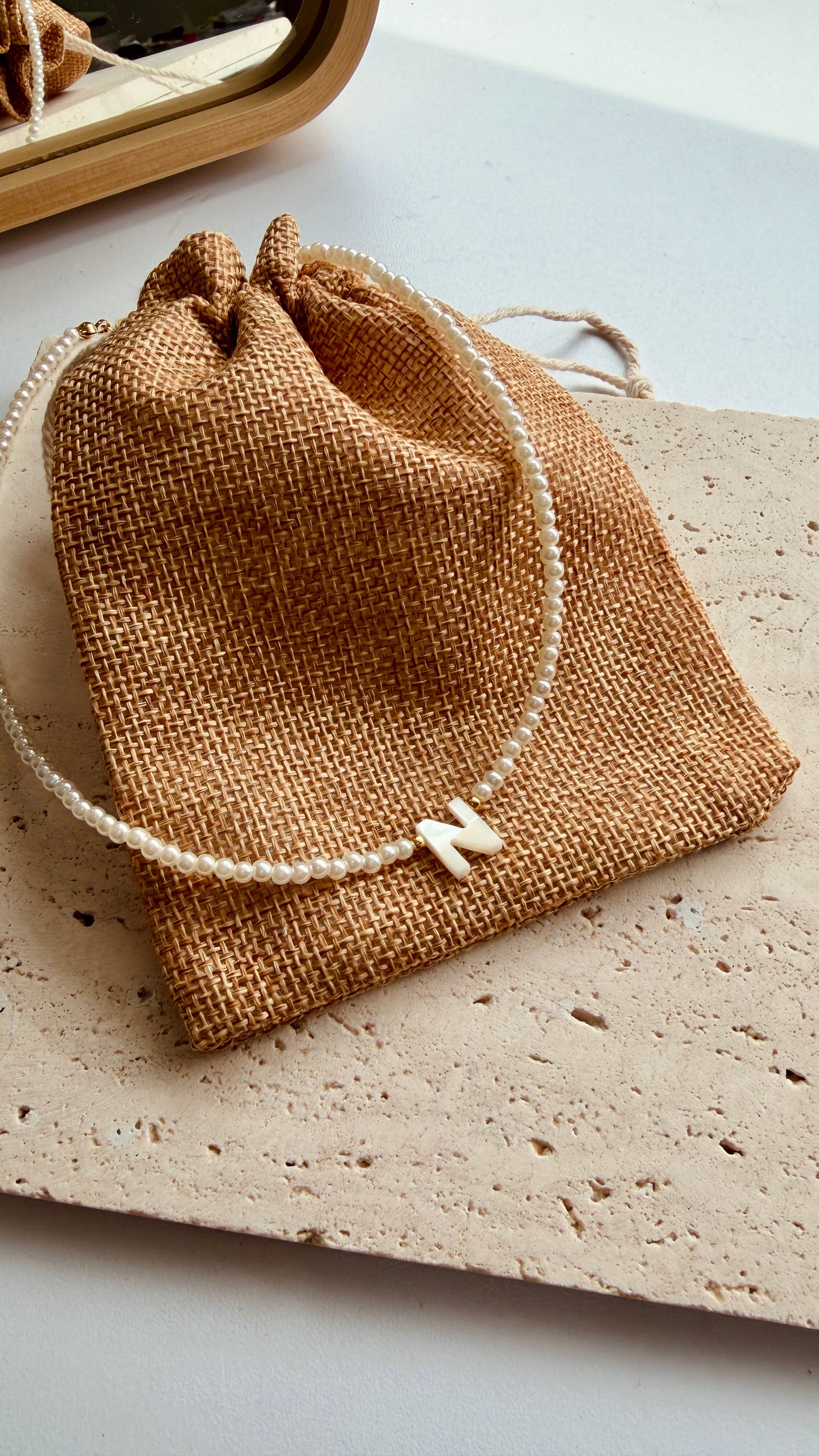 Collar de perlas con inicial