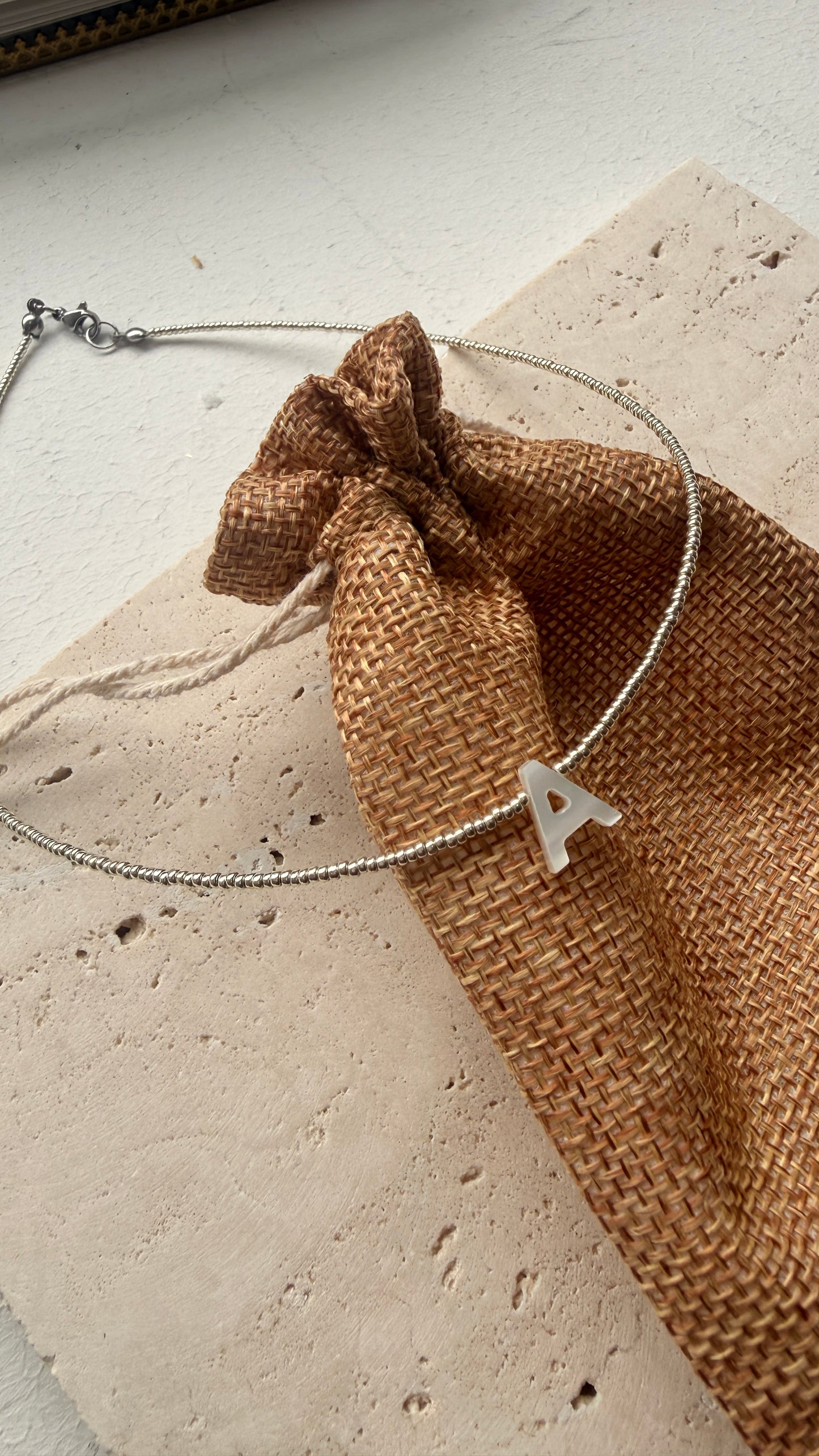 Collar inicial Miyuki plateado