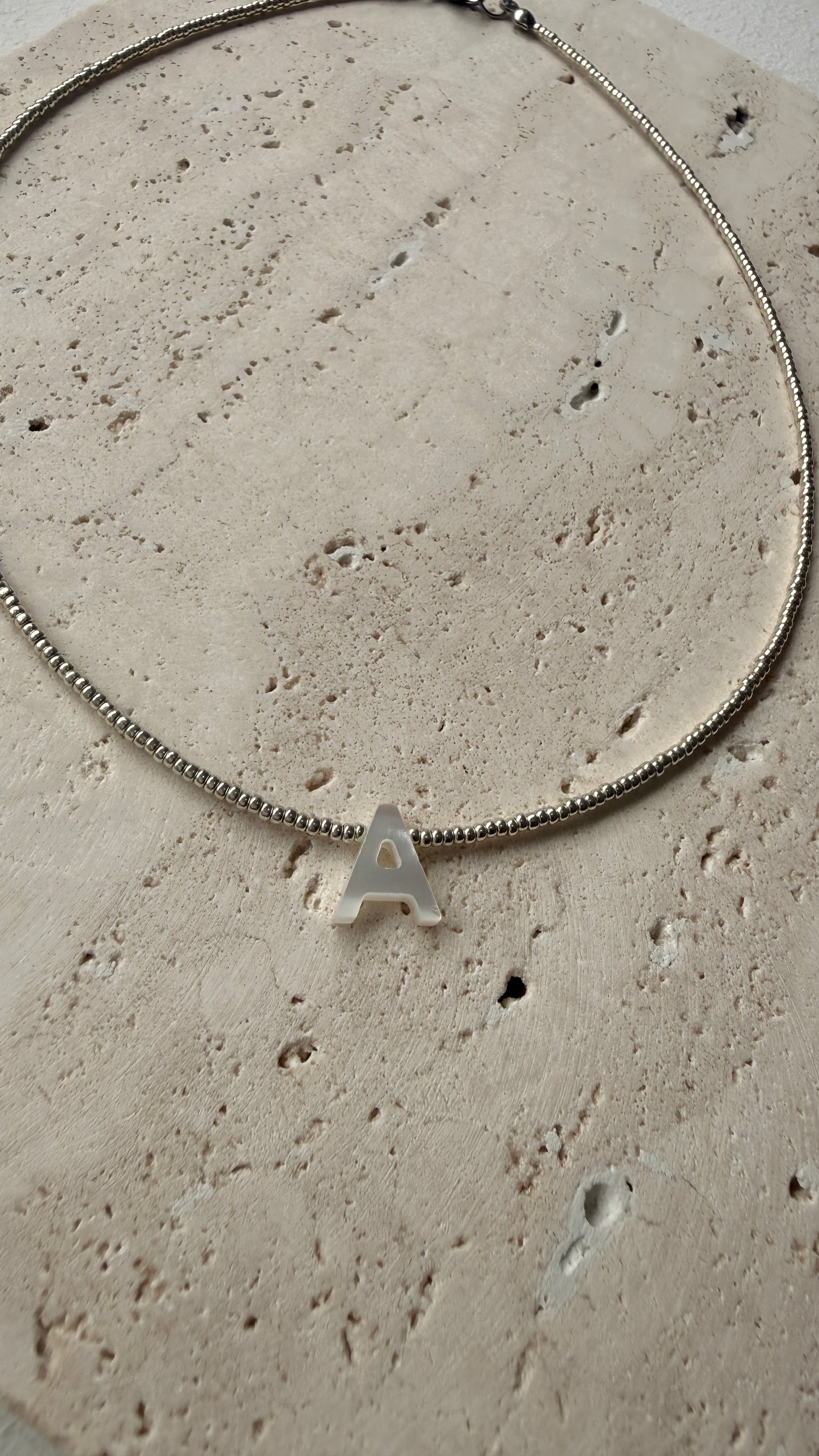 Collar inicial Miyuki plateado