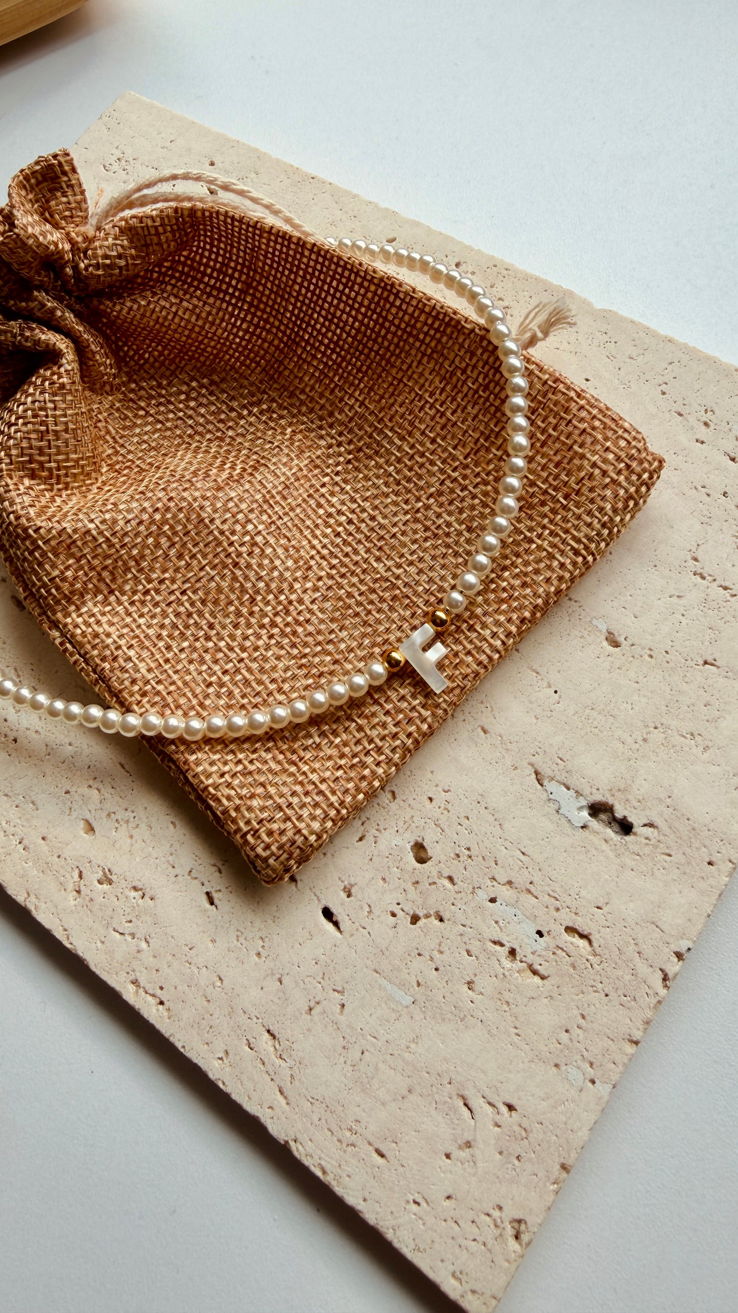 Collar de perlas con inicial