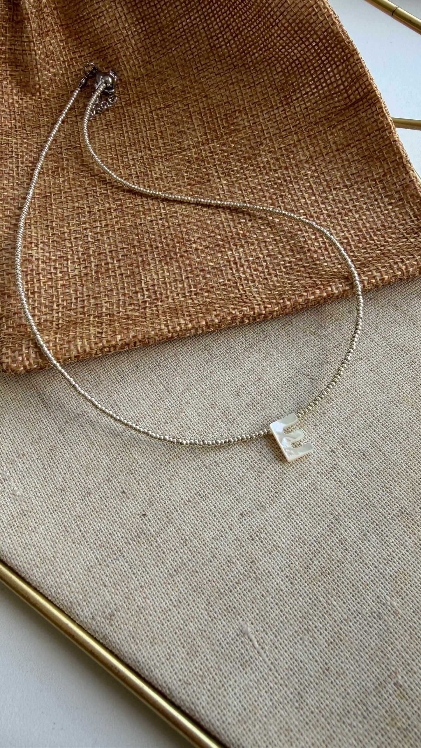 Collar inicial Miyuki plateado