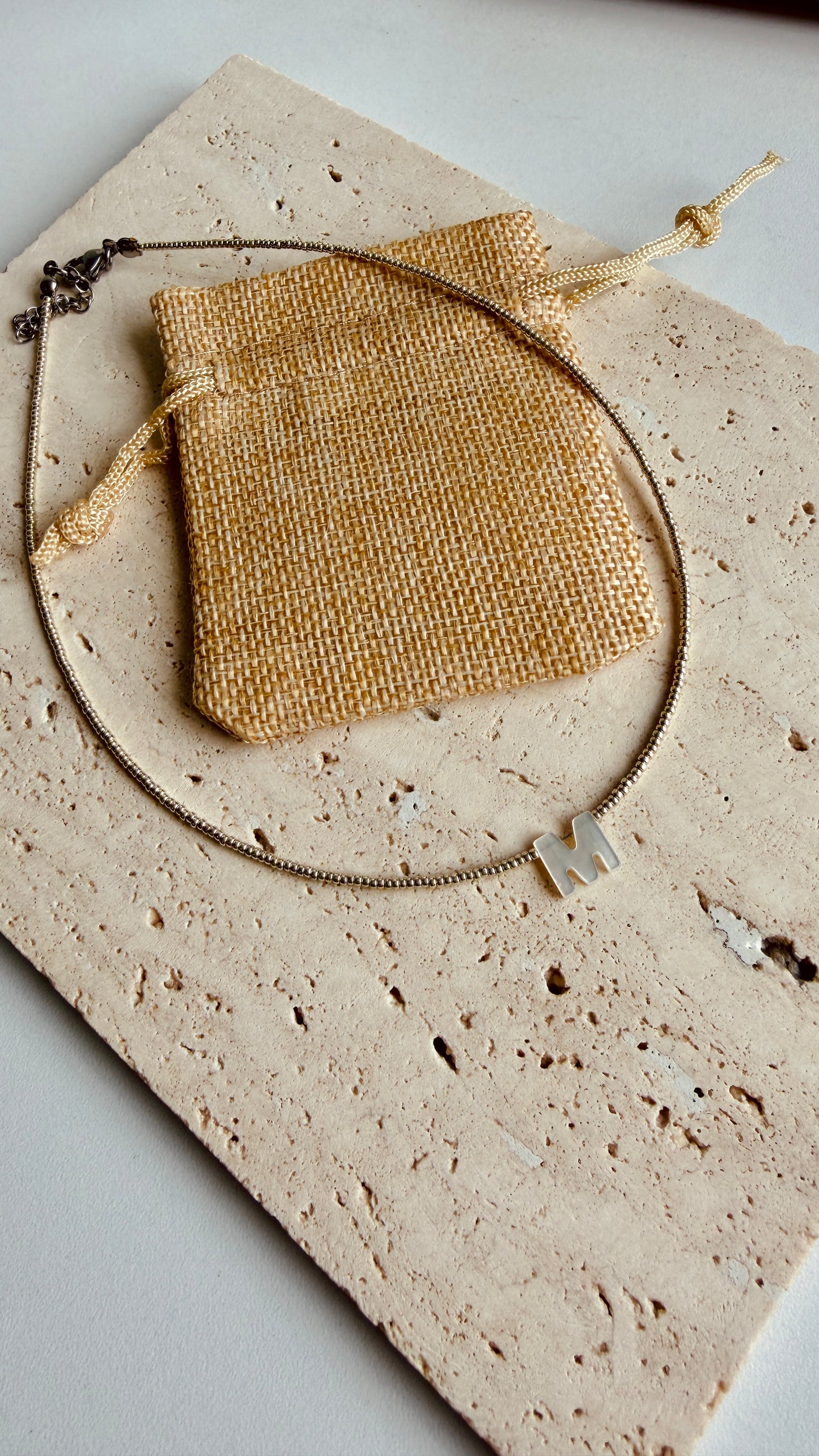 Collar inicial Miyuki plateado