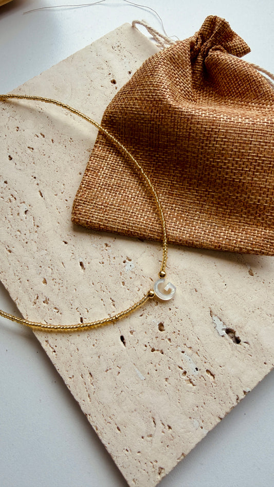 Collar inicial en Miyuki dorado