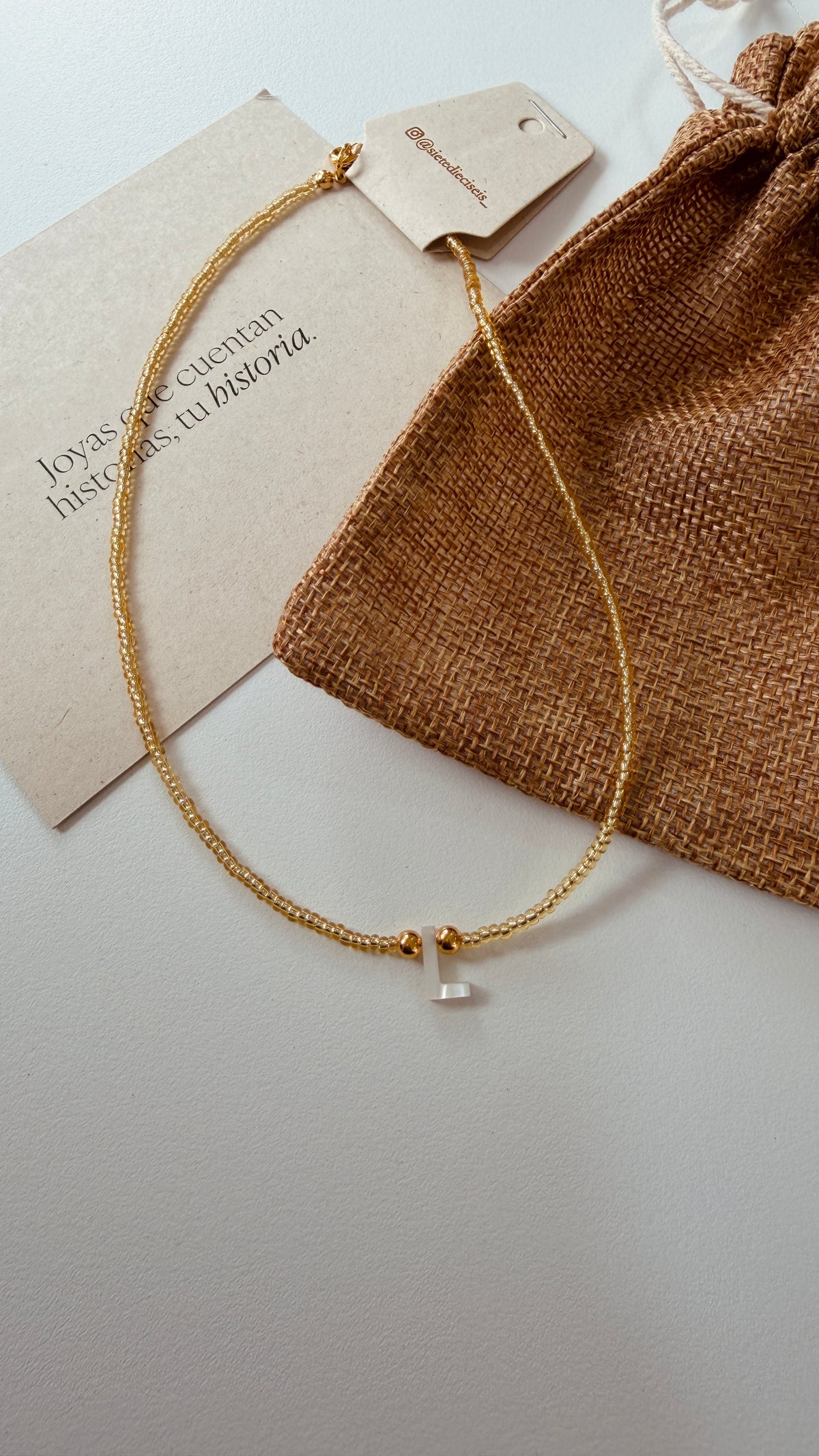 Collar dorado -inicial