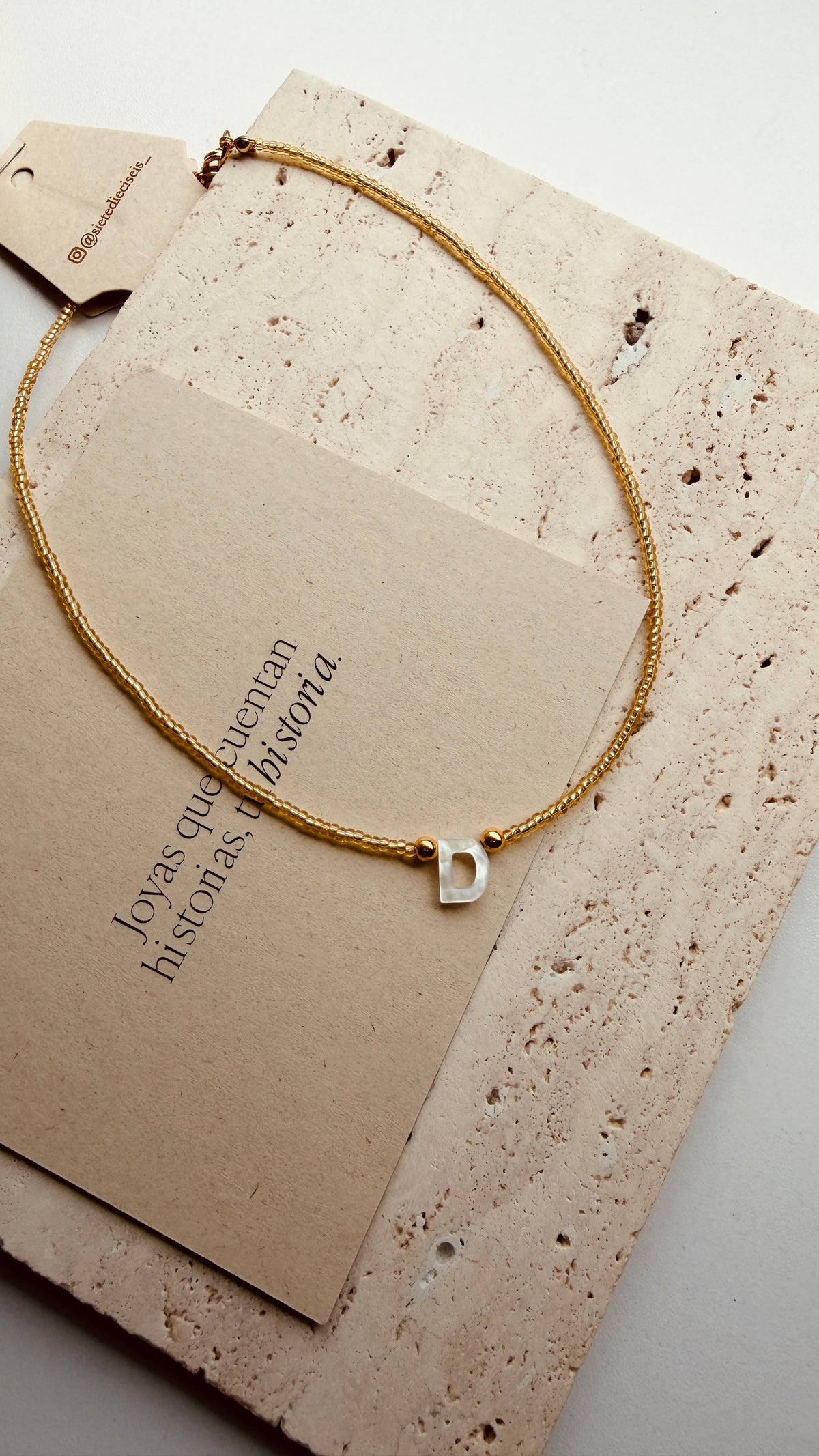 Collar dorado -inicial